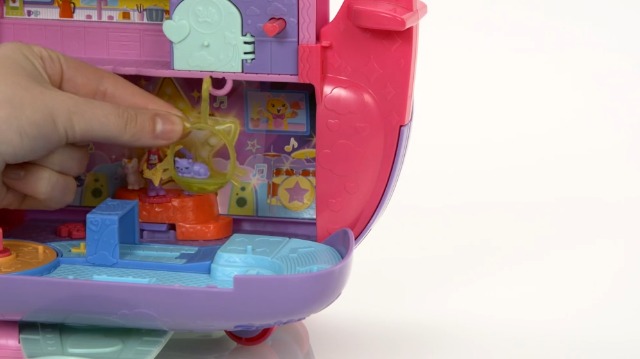 Polly Pocket Poppen en Speelset, Compacte Speelset Slaapfeestje met Puppy's, Speelgoed voor Onderweg met 1 Micropop, Speelgoedpuppy's, Lekkere Hapjes en Modeaccessoires, JCR38