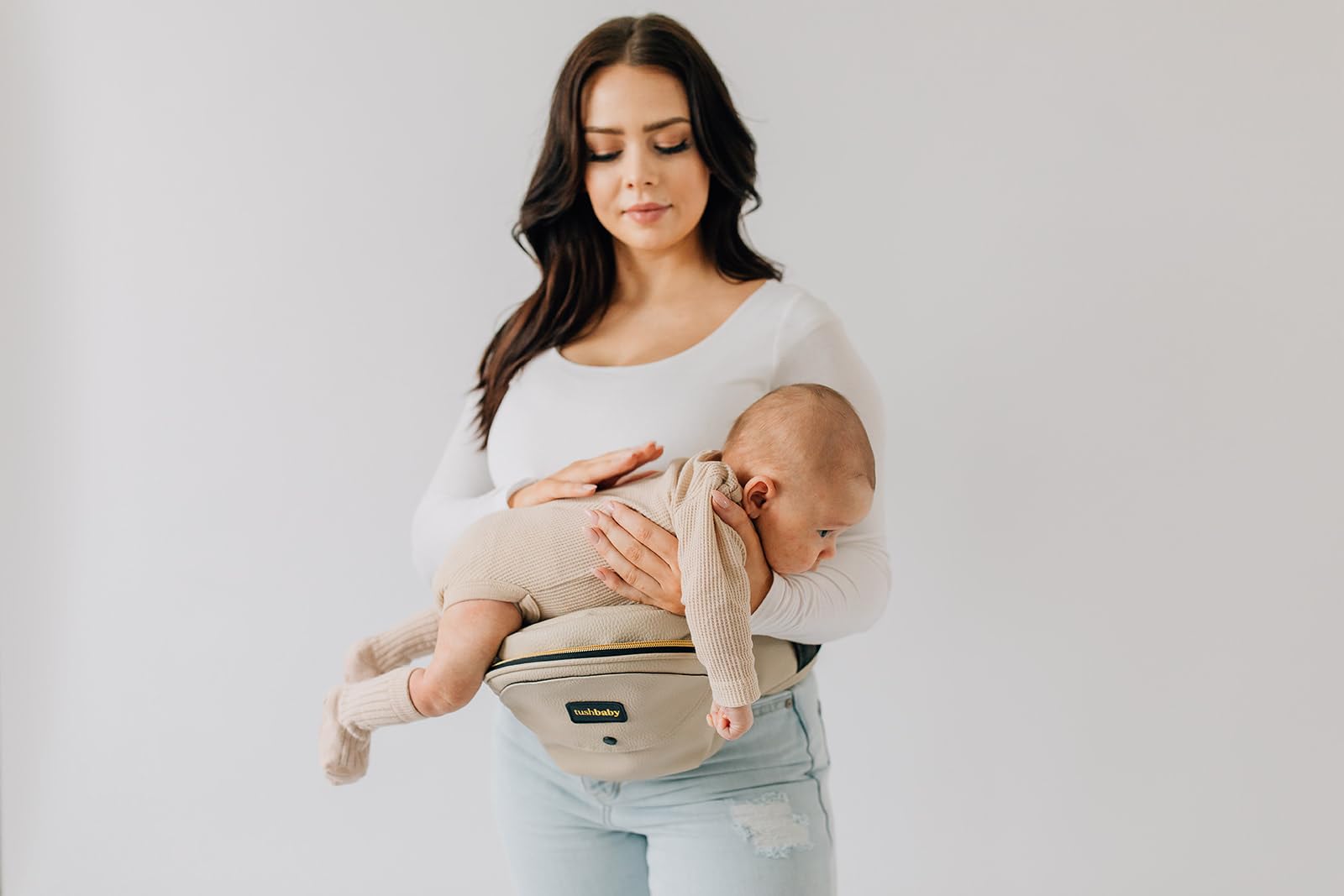 Tushbaby Baby Hüfttrage | Ergonomischer Hüftsitz Baby | Seitliche Babytrage | Creme | Praktische Tragehilfe Baby mit Stauraum | Für Babys und Kleinkinder 0–3 Jahre bis 20 kg