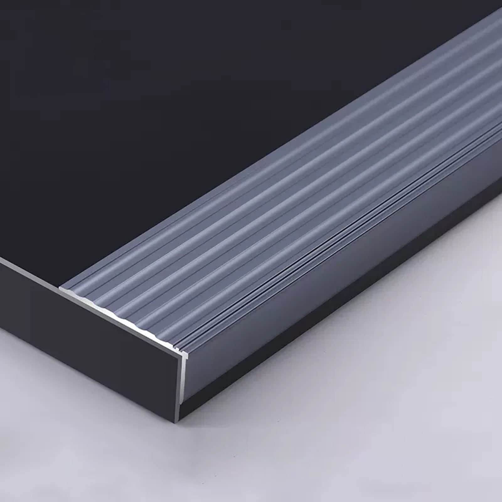Bande de transition pour sol entrée maison et seuil de porte cannelée gris