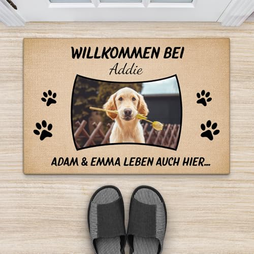 Geschenke Mall Personalisierte Fußmatte - Willkommen In Unserem Zuhause Von - Fussmatte Mit Namen, Fussmatte Selbst Gestalten, Fussmatte Familie, Fussmatte Hund Personalisiert (Modell #1)