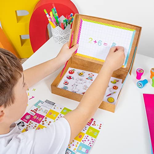 TRENDHAUS 956446 ABC Champions Mini-Magnettafel für Kinder, Magnetische Buchstaben & Zahlen, Kleines Geschenk zum Schulanfang, Gelb, Rot, Pfirsichfarbe, Grün, Blau