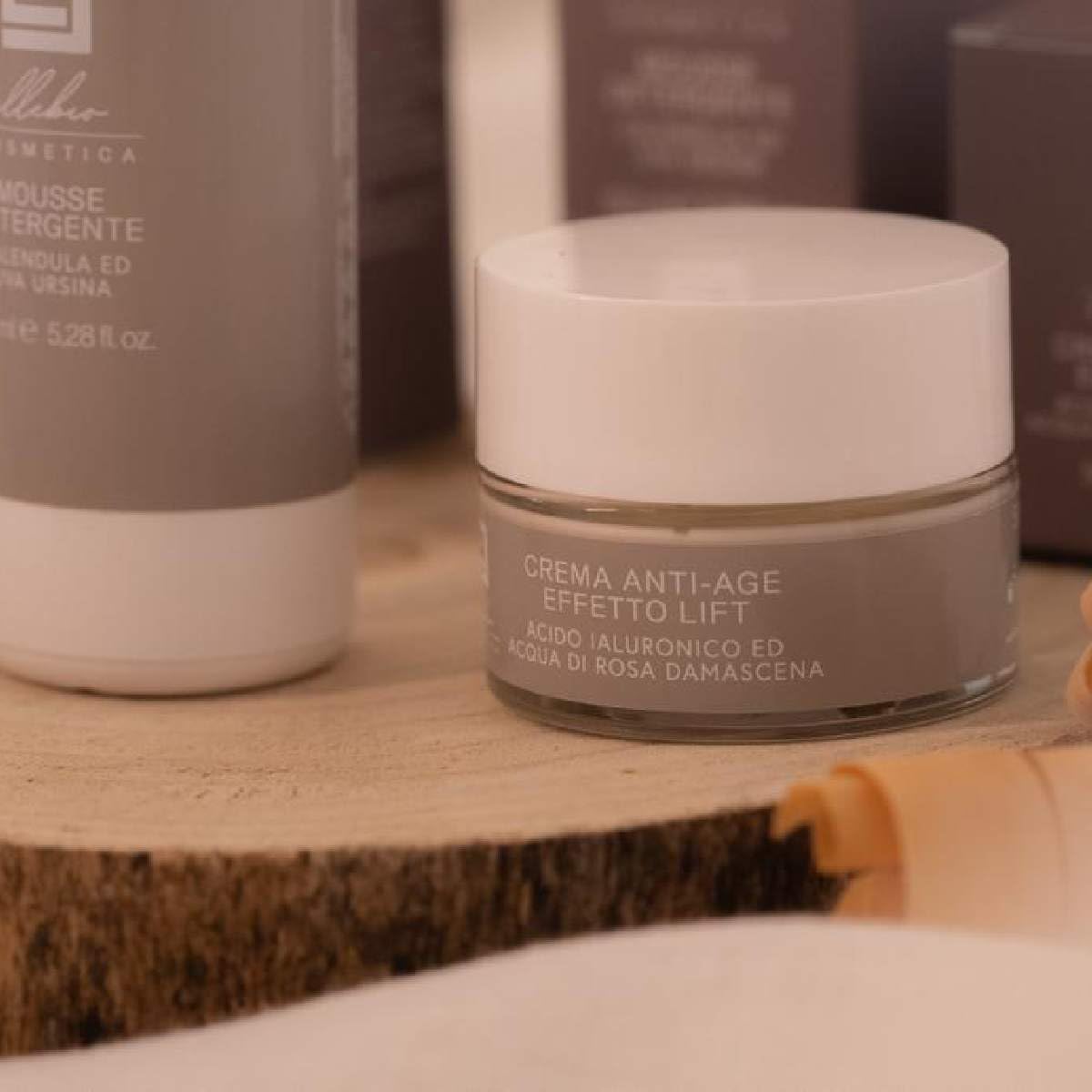 CRÈME ANTI-ÂGE RELAXANTE EFFET LIFTING À L'ACIDE HYALURONIQUE HYDRATANT ET REPULPANT ANTIOXYDANT RÉDUIT LE STRESS TESTÉ SUR PEAUX SENSIBLES BIO ET BIO MADE IN ITALY