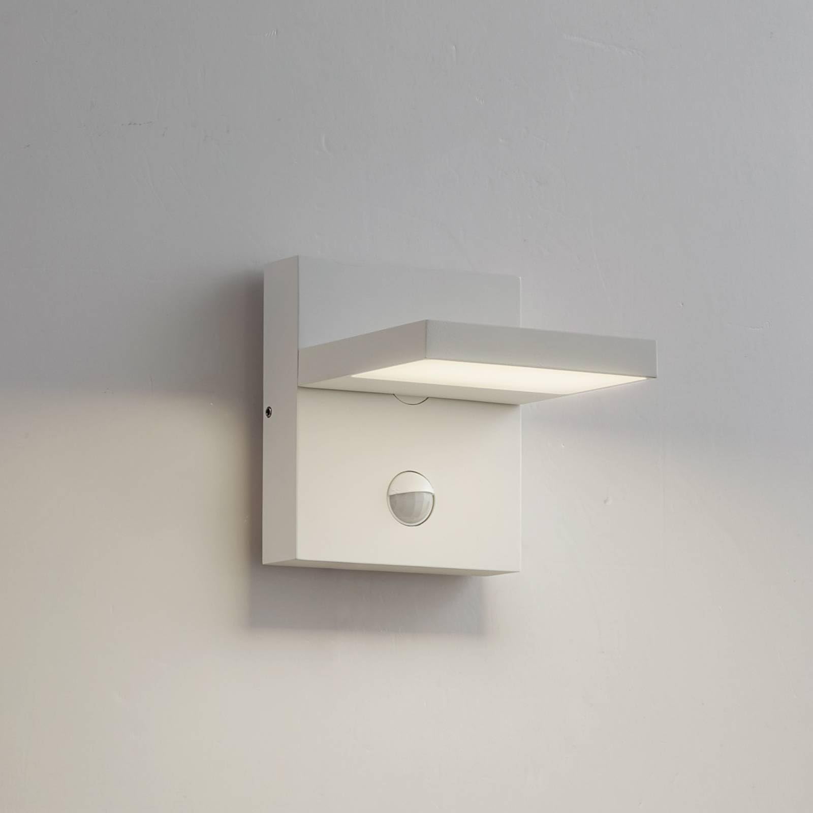 Lucande LED Wandleuchte außen Silvan mit Bewegungsmelder (spritzwassergeschützt (Modern) in Weiß aus Aluminium (1 flammig,) - Wandlampe für Außenwand/Hauswand Haus Terrasse und Balkon