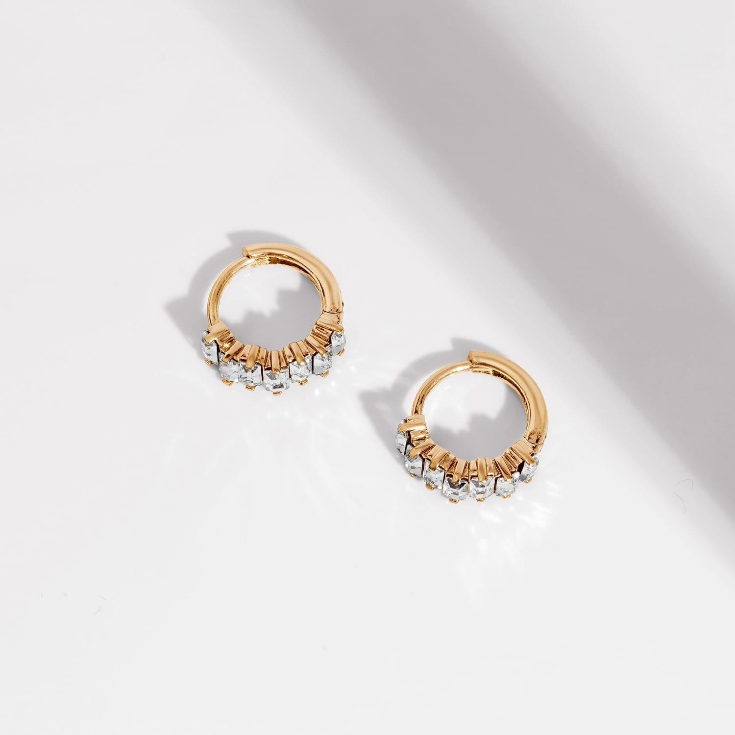 Amazon Essentials Baguette Stack Huggie Hoop Earrings - Image 3