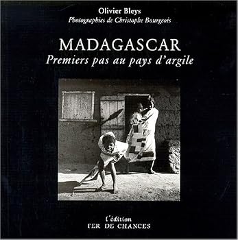 Paperback Madagascar : premiers pas au pays d'argile Book
