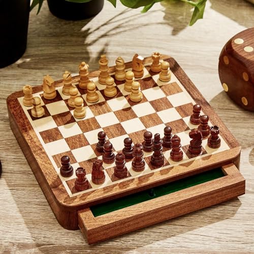 Two's Company Magnetic Chess Set en caja de madera artesanal, incluye 32 piezas, 7.25 pulgadas, madera miniatura 2