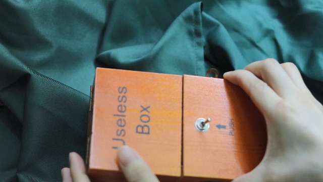 AMIUHOUN B1 Don'T Touch Useless Box met Attitude Leave Me Alone verrassingen, machine-gags en praktische grap, decoratief en eindeloos plezier, eenvoudige installatie, eenvoudig te bedienen