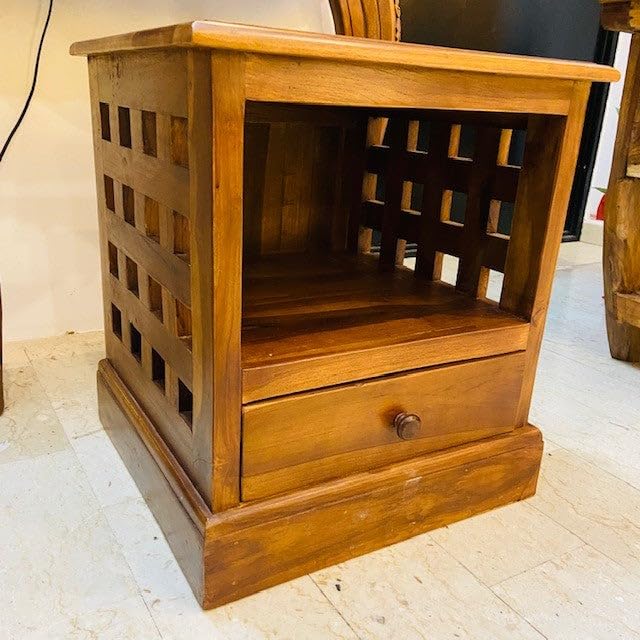 Bellissimo Comodino stile Opium in legno teak massello naturale, fattura artigianale finitura gomma lacca shabby chic, con mensola interna e piedi ricurvi arredamento etnico esclusivo. Misure : largo 40 cm profondo 40 cm alto 50 cm circa.