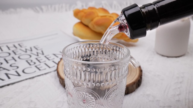 Yagaspantery 4 Pezzi Liquor Pourer, Versatore per Liquori con Cappucci e 2CL Beccucci Dosatori, Auto-Pour, Dosatore per Vino, Bevande, Olio D'Oliva, Succo, Sciroppo, Aceto