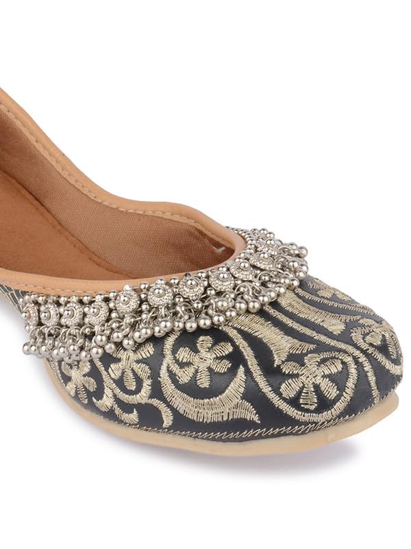 Image of Flat Footwear /Mojari /Punjabi Jutti /Bellies for Women - Embroidered Gungroo