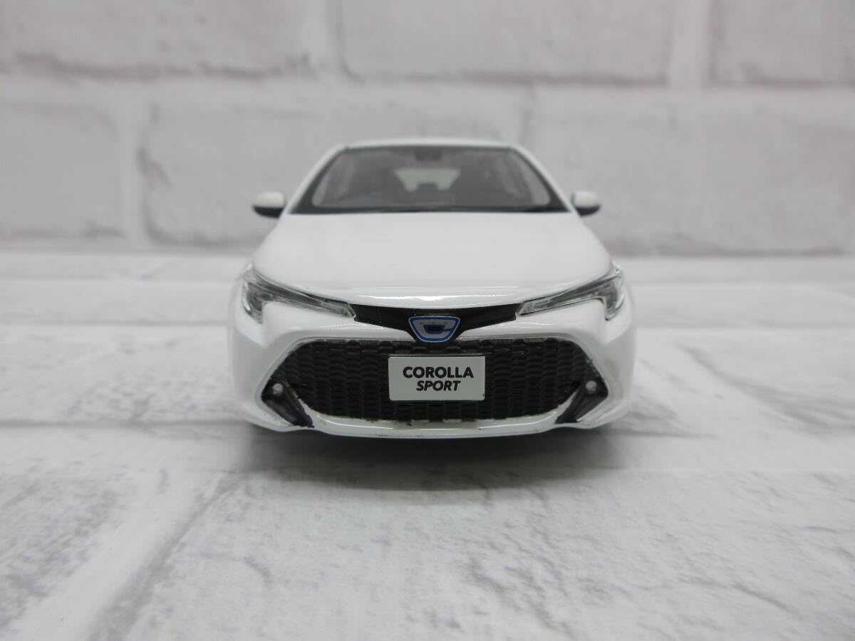 トヨタ 1/30 カローラ スポーツ 色見本ミニカー スーパーホワイトII