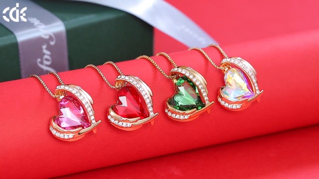 Orecchini pendenti a forma di farfalla, placcati oro 18 Orecchini pendenti a forma di farfalla, placcati oro 18