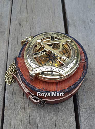 Brújula vintage grabada en latón con estuche de cuero miniatura 4