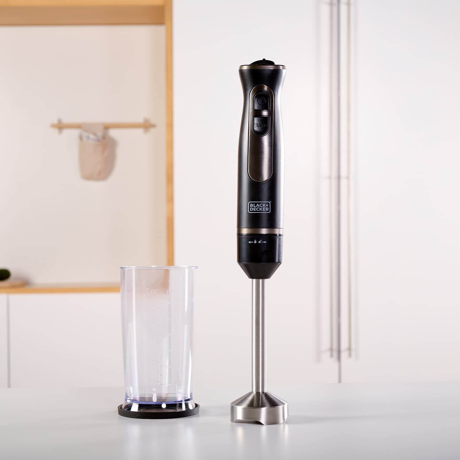 BLACK+DECKER BXHB800E - Mixeur plongeant 800W, régulateur de vitesse, turbo, lames en acier inoxydable, tige en inox démontable, design ergonomique, gobelet doseur 600ml