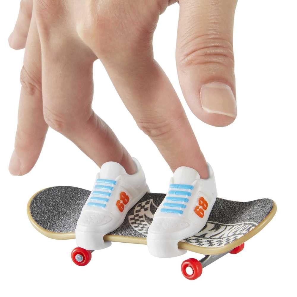 Hot Wheels Skateboard 30 Shoe 2 Toy Vehicle for Children from 5 Years, Multi-coloured - Image 3