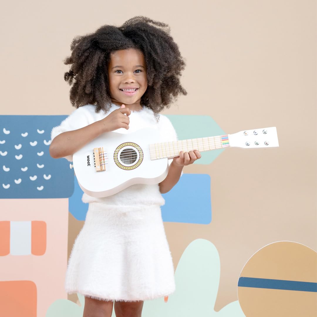 Woet® Weiß Holz Spielzeug Gitarre für Kinder, 6 Nylonsaiten mit Tragegurt, Ersatzsaite und Farb Liederbuch mit 3 Liedern, Einsteiger Lernspielzeug Musikinstrument, Geschenk, Ab 3 Jahren