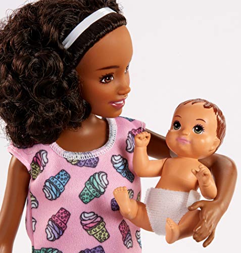 Mattel Barbie FHY99 "Skipper Babysitters Inc." Puppen und Hochstuhl Spielset (schwarzhaarig) – Bild 5