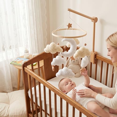 Mobile bébé en bois et nuages doux déco chic pour berceau beige