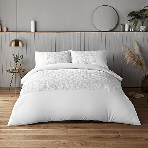 Silentnight Parure de lit Double en Relief à Chevrons - Housse de Couette Blanche avec taies d'oreiller Assorties, Fermeture à Boutons et Tissu Infroissable Facile d'entretien - Double - Blanc