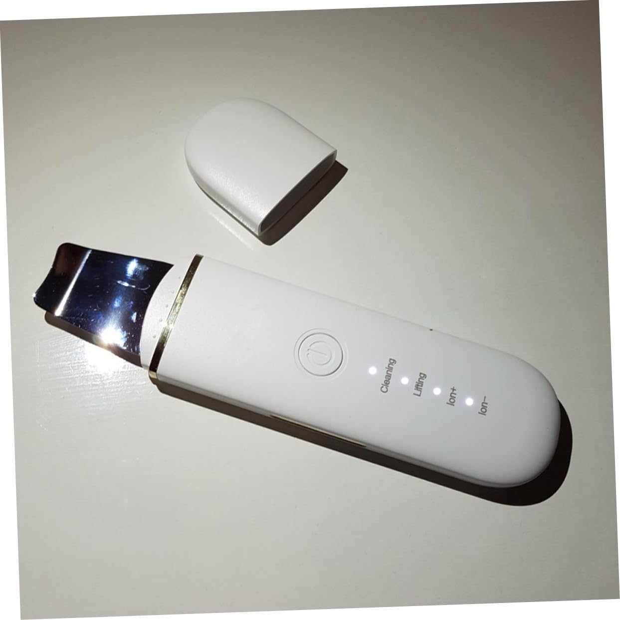 LIFKOME Gesichtsreinigungsgerät mit Mitesser Reinigungsfunktion und USB Aufladung Weißes Abs Material 500mah Akku für Frauen zur Gründlichen Porenreinigung und Hautpflege