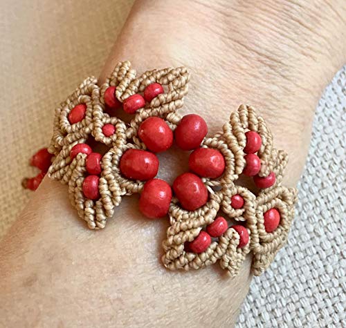 Pulsera macramé hecha a mano con hilo encerado en color camel y cuentas rojas de madera .Cierre ajustable