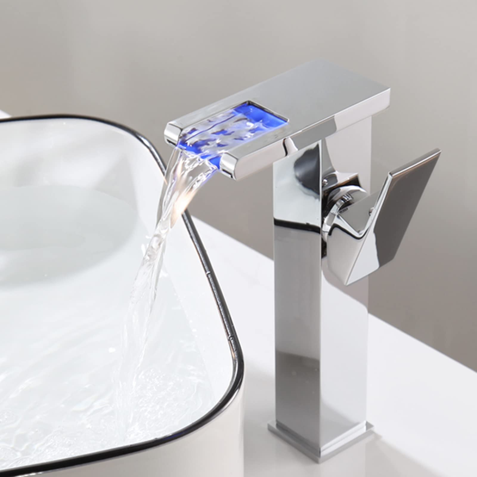 Grifo cascada LED de latón para eliminar salpicaduras en lavabos pequeños 8