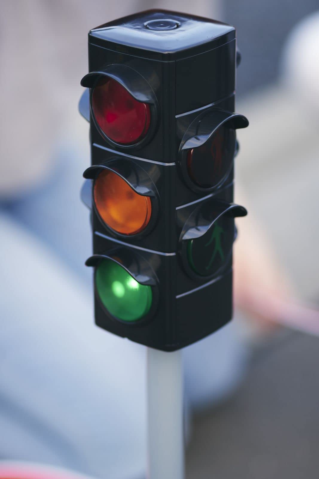 alldoro 60095 Verkehrsampel, Ampel für Kinder mit breitem Fuß, ca. 75 cm hoch, mit 2 Fahrzeug-und 2 Fußgängerampeln, batteriebetrieben, 2 Leuchtmodi und Schalter