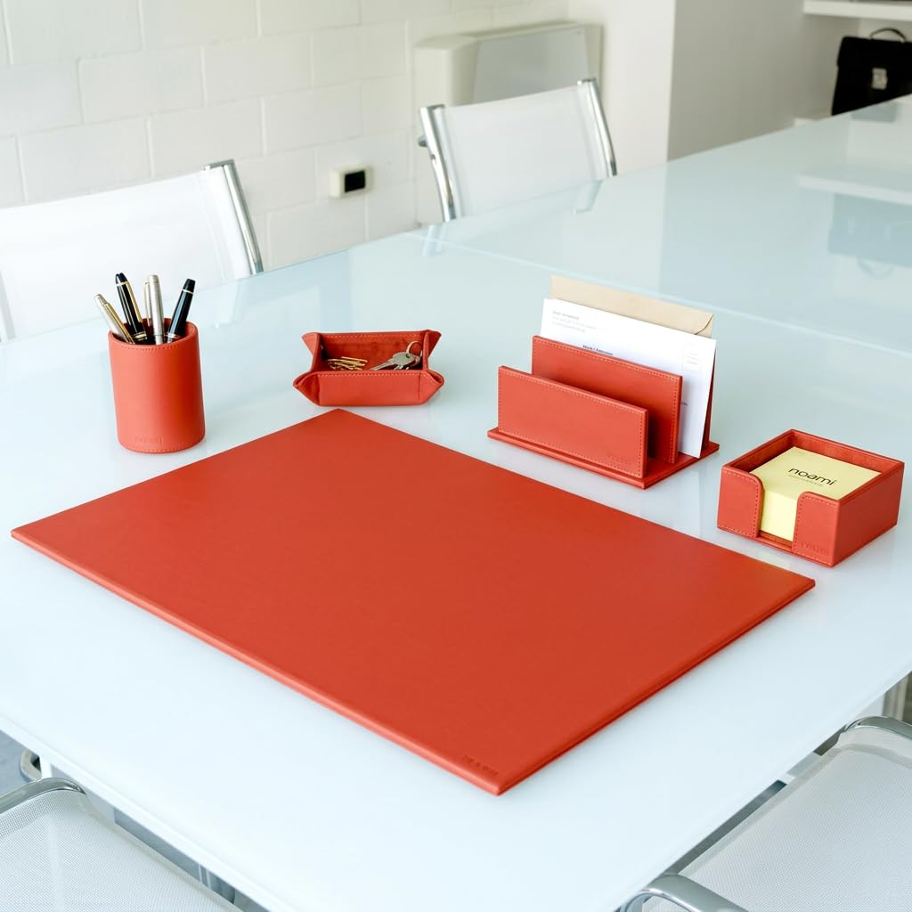 Noomi Set Ufficio in Pelle di Vitello Rosso – Piano da Scrivania con Porta Penne, Oggetti, Lettere e bigliettini – Accessori Eleganti per Ufficio e Studio
