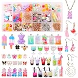 🦋 Souarts Anhänger Set -- 94 Stücke süße Anhänger in verschiedenen Farben oder Typen, wie Weinglas, Früchtetee, Milchtee, Eis am Stiel, Süßigkeiten, Bär, vierblättriges Kleeblatt, Eis, Smiley, Biene, Schmetterling, usw. Zubehör: offene Ringe, Kette, Karabinerverschlüsse, Ohrringe. Kommt mit einer sortierten Aufbewahrungsbox, sauber und ordentlich, leicht zu tragen