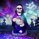 Halloween Deko: In einen schwarzen Umhang gehüllt, mit hohlen Augen und grotesken Zähnen, schafft die unheimliche Skeletthexe eine Atmosphäre des Schreckens und der Spannung. Mit gealterten Effekten und blinkenden LED Farbwechsel Magische Kugel, die 12,5*12*23,5 cm hoch Halloween Deko horror Skelett Hexe ist eine wunderschöne Dekoration für die Halloween Theme Party, Spukhaus, Weihnachten.