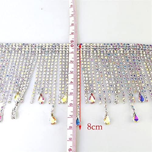 Chaîne de coupe en strass avec franges en goutte d'eau fluides et reflets irisés