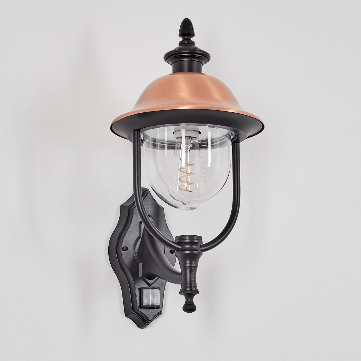 HOFSTEIN Außenwandleuchte Gascon, Außenwandlampe mit Bewegungsmelder aus Metall/Kunststoff in Schwarz/Kupfer/Klar, Wandleuchte außen im Vintage/Antik/Landhaus-Design, Garten, Hof, Haustür, E27, IP44