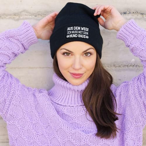 Tassenbrennerei Beanie Wollmütze mit Spruch: Aus dem Weg ich muss mit dem Hund Raus - Strickmütze lustig als Geschenk für Freund, Mann, Hundebesitzer - Gassi Geschenke (Schwarz)