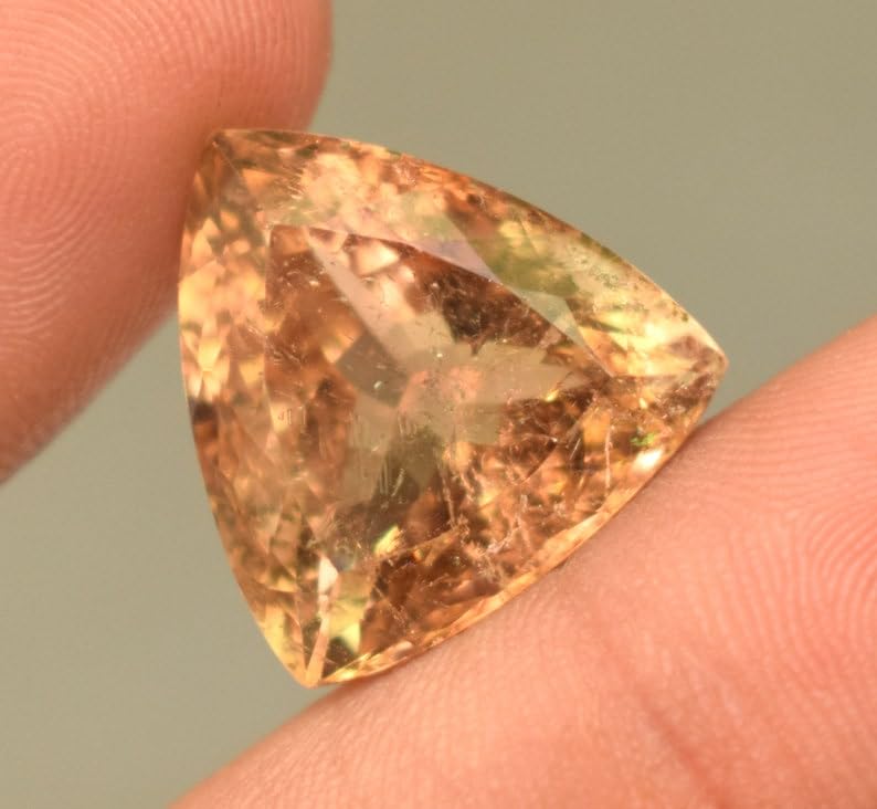 Topaze jaune naturelle taillée à facettes 17 x 17 mm d'exception