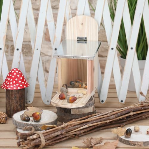 MIJOMA Futterstation für Eichhörnchen aus Tannenholz – wetterfest mit Klappdeckel aus Metall – Futterschale aus Holz – Maße ca. 12x25x28 cm – Eichhörnchenhaus zur Ganzjahresfütterung