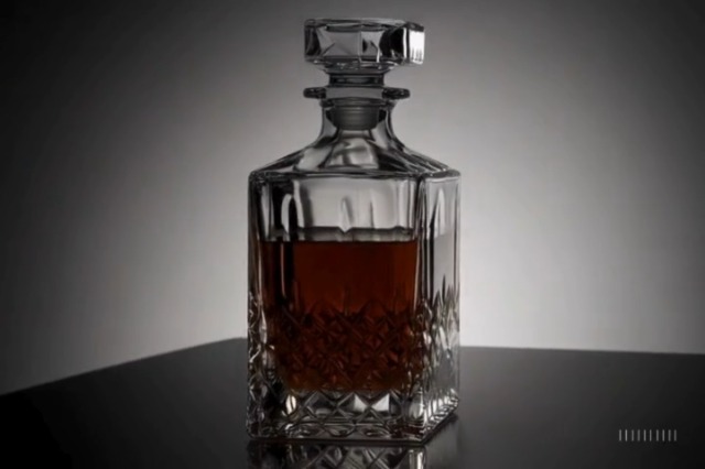 PIXSHINE Premium Crystal Glass Whiskey Decanter – Elegant Liquor