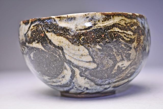 Amazon.co.jp: 上田恒次 練上墨流茶碗 共箱 ☆ 上作 ☆ 水色の釉