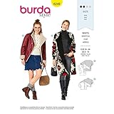 Die Kurze Jacke mit Stehkragen hat Knebelverschlüsse