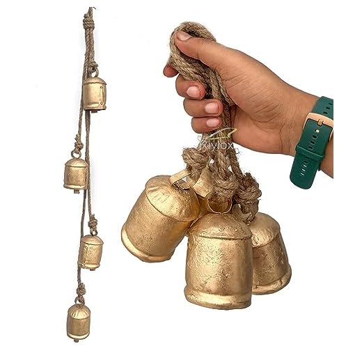 Riylox Juego de 4 campanas de decoración de Navidad con cuerda de yute para colgar, hechas a mano, de cobre, vintage, armonía, forma redonda, color dorado antiguo para pared, boda, aniversario y