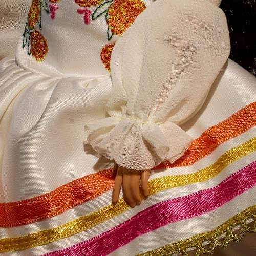 Barbie Signature oyuncak bebek, Día De Muertos 2025, koleksiyon figürü, krem renkli fırfırlı elbise, öğrenci çiçekleri ve fiyonklu, saçta çiçek çelengi ve Calavera yüz boyama, JBJ05 - Görsel 5