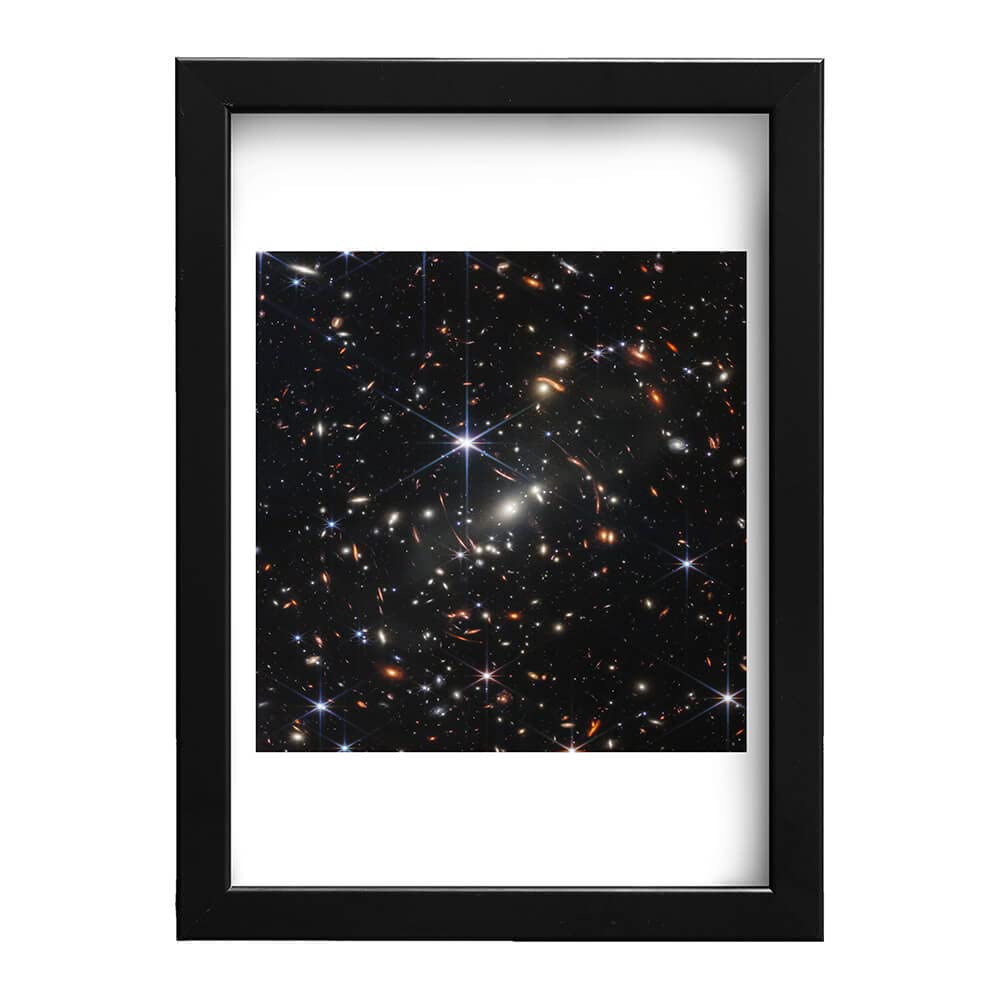 Affiche NASA Deep Field encadrée pour décorer un salon moderne