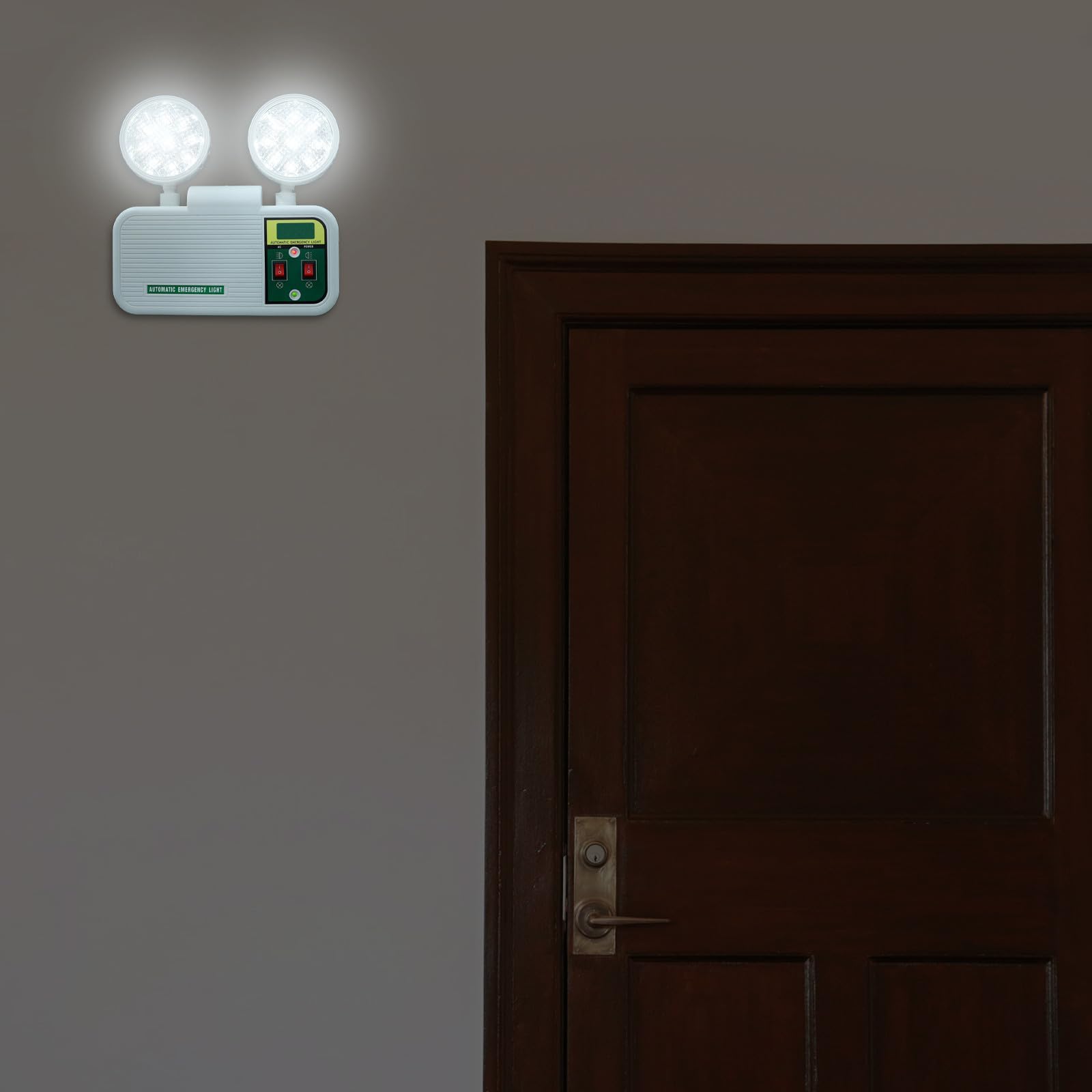 TOPBATHY Lampada di Emergenza LED a Doppia Testa da Parete Bianca | Plastica, Testa Regolabile e Batteria di Backup, per Corridoi e Vie di Evacuazione in Hotel e Cinema