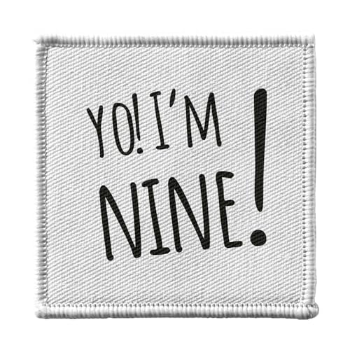 Toppa termoadesiva, 7 x 7 cm, Yo! I'm Nine Anniversary Celebration Regalo Inglese Messaggio Testo - Patch da stirare per riparazione o personalizzazione T-shirt Borsa Jeans Stampa in Francia