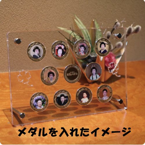 Amazon.co.jp: 記念メダルアクリルフレーム11穴／観光地にある