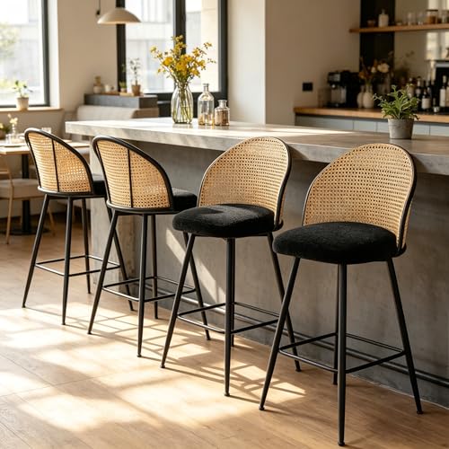 Stile bohémien fresco: il comodo tessuto bouclé garantisce una sensazione confortevole. Questi sgabelli da bar in rattan con le loro eleganti gambe in metallo nero e il classico schienale in PE rattan intrecciato a mano emanano un fascino vintage e un'artigianalità raffinata, creando un'atmosfera senza sforzo chic e idilliaca.