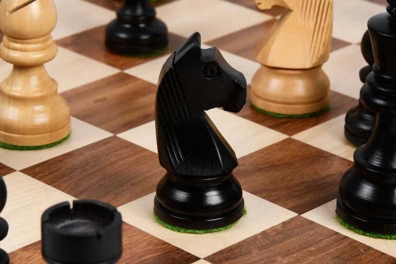 Combinazione di pezzi di scacchi Staunton della serie Torneo con cavaliere in legno ebanizzato e scatola - King da 7,6 cm con scacchiera pieghevole