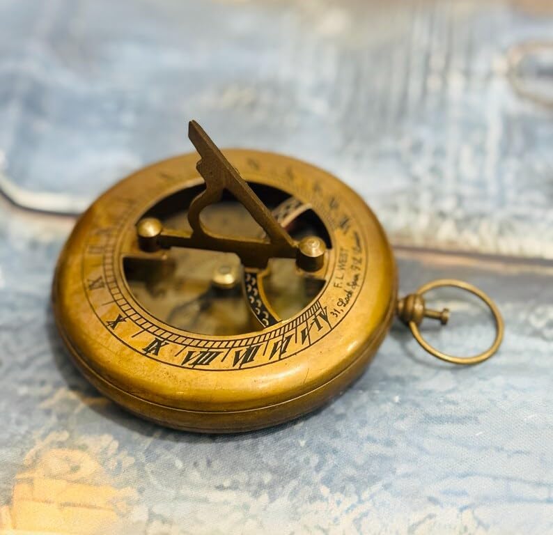 Brújula marítima de bolsillo con reloj de sol náutico de latón con estilo antiguo y estuche de cuero miniatura 2