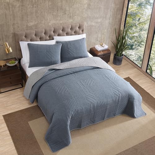 Image of Eddie Bauer - King Quilt Set, Reversible Bedding with Matching Shams, Lightweight Home Decor for All Seasons (Hidden Lake Blue, King)