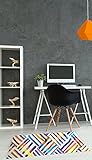 La moqueta no tiene ningún tipo de adhesivo, simplemente se pone sobre la superficie a decorar y listo.