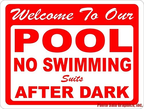 Letrero de metal con texto en inglés "Welcome to Our Pool No Swimming Suits After Dark", 20,3 x 30,